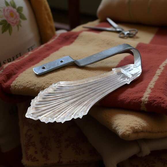 Pair Lucite Fan/Shell Curtain Holdbacks • Hollywood-Regency / Art-Deco Revival • - Picture 4 of 10